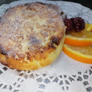 Сырники творожные с изюмом, 1шт 80гр (Копировать)